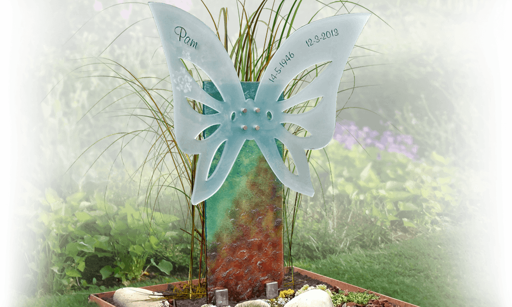 zandstralen glas bij glazen gedenktekens