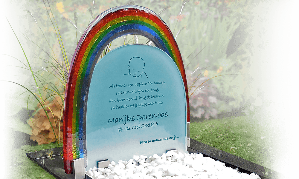 glasfusing regenboog op grafsteen baby