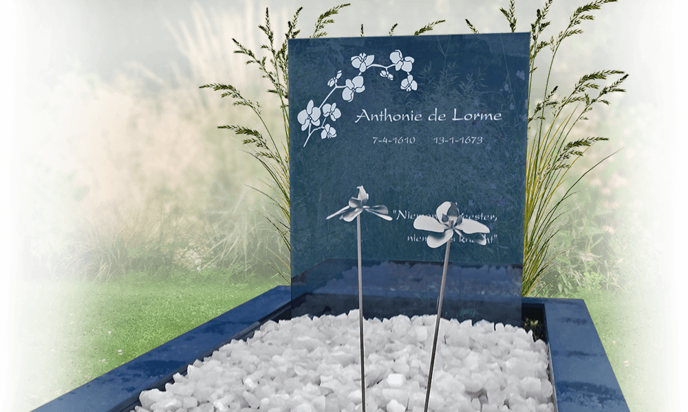 glazen grafsteen met orchidee en blauw glas