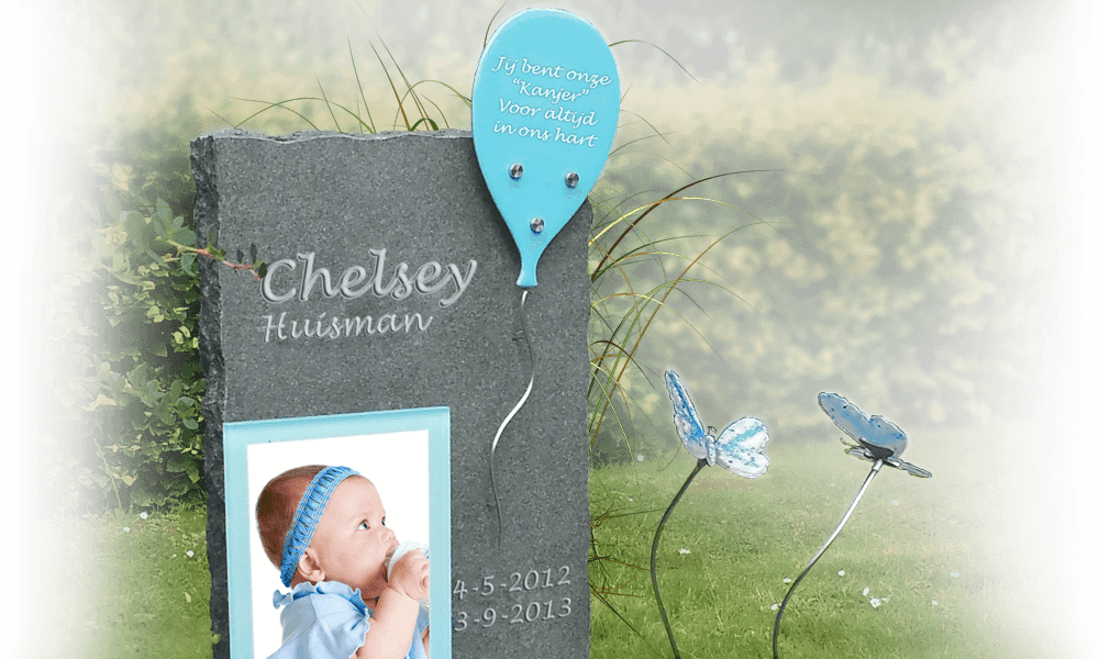 grafsteen baby met ballon en gekleurde vlinders