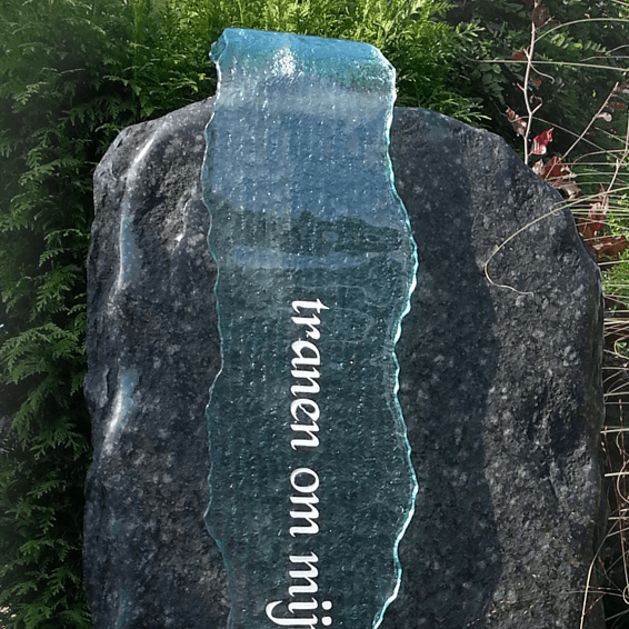 monumententuin grafstenen gebogen glas