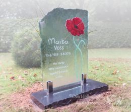 Afbeelding bloem in glas op grafsteen
