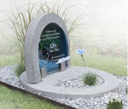 Kindermonument met halfronde glasplaat