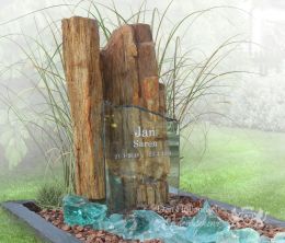 Natuurlijk grafmonument met gebrokkeld glas