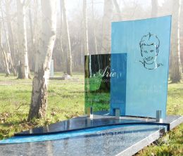 Grafmonument met blauwe glasplaten