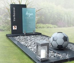 Grafmonument kind met voetbal