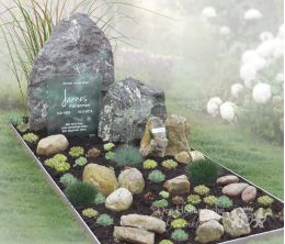 Grafmonument met ruwe stenen en smeltglas