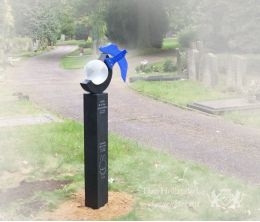 Grafmonument met wereldbol en vogel