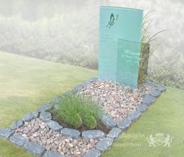 Rustiek grafmonument met glasplaten