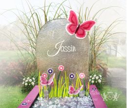 Kindermonument van glas met vlinders