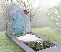 Kindergrafsteen met glasplaat en vlinder