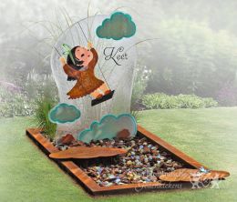 Kindermonument met tekening en wolkjes op glas