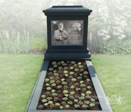 Klassiek grafmonument met foto in glas