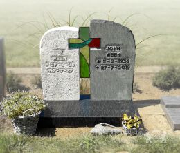 Grafsteen met glas in lood kruis