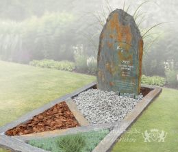 Leistenen grafmonument met roestbruine tinten