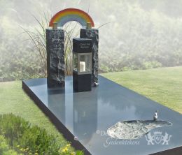 Modern grafmonument met grafkunst en regenboog