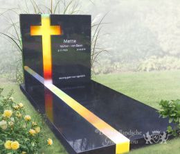 Modern glazen grafmonument met kruis