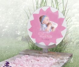 Roze kindermonument van glas