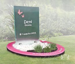 Kindermonument met roze glas