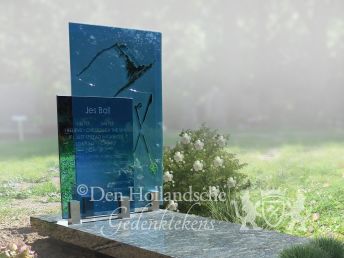 Blauw glas op een gedenkteken