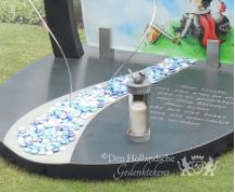 Compact kindermonument met tekening op glas foto 4