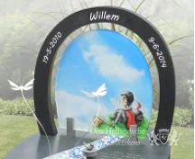 Compact kindermonument met tekening op glas foto 2