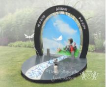 Compact kindermonument met tekening op glas foto 1