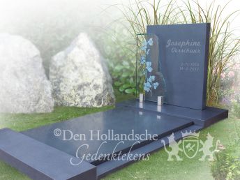 Gedenksteen met een orchidee op glas