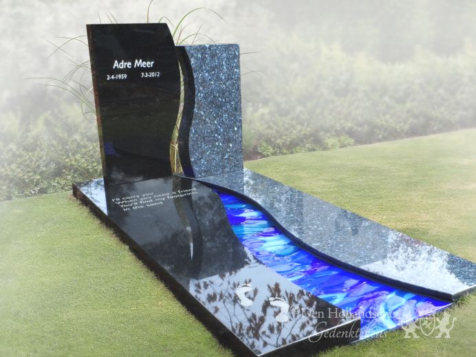 Grafmonument met blauw glas foto 1