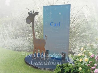 Girafje op grafmonument voor kind