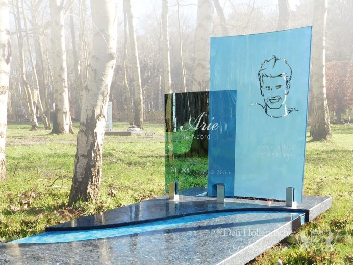 Grafmonument met blauwe glasplaten foto 1