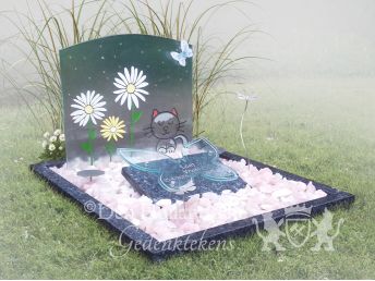 Glazen kindermonument met vlinders