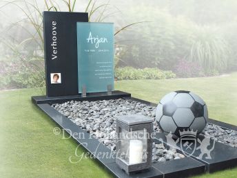 Grafmonument kind met voetbal