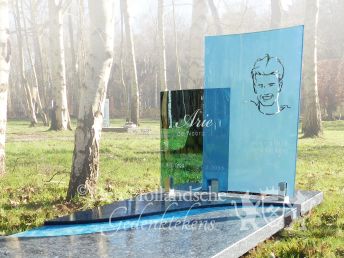 Grafmonument met blauwe glasplaten