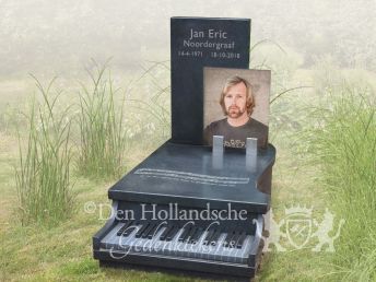 Grafmonument met piano