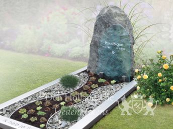 Grafmonument met ruwe steen