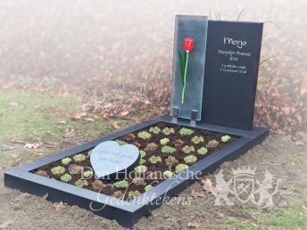 Grafmonument met tulp op glas