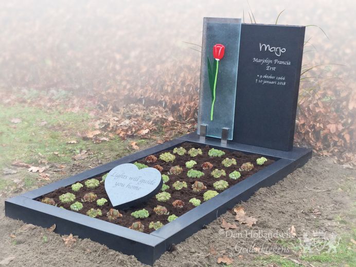 Grafmonument met tulp op glas foto 1