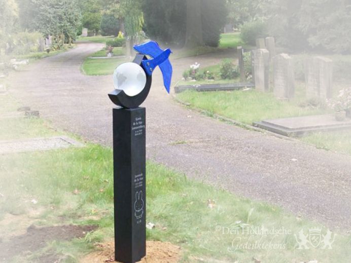 Grafmonument met wereldbol en vogel foto 1