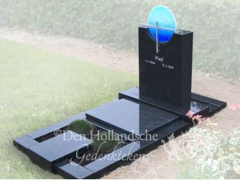 Grafsteen met blauw glas