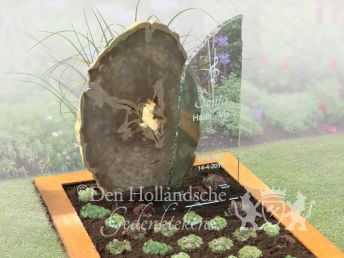 Grafsteen met versteend hout, glas en cortenstaal