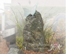 Grafsteen natuur met glazen vlinder foto 1