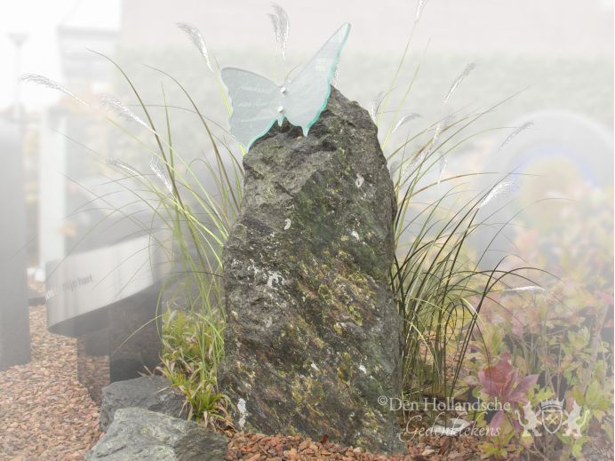 Grafsteen natuur met glazen vlinder foto 1