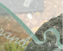 Grafsteen natuur met glazen vlinder foto 2