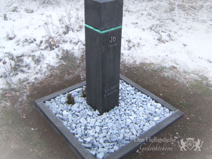 Modern urnmonument met glas foto 1
