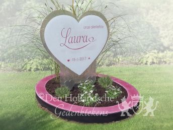 Groot hart in roze grafmonument van glas