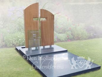 Houten kruis op grafmonument 