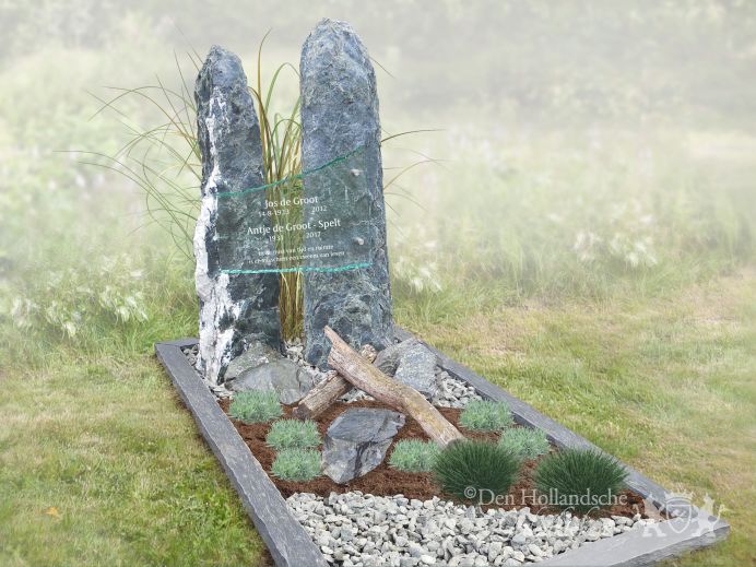 Monument van keien en glas foto 1