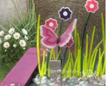 Kindermonument van glas met vlinders foto 2