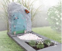 Kindergrafsteen met glasplaat en vlinder foto 1